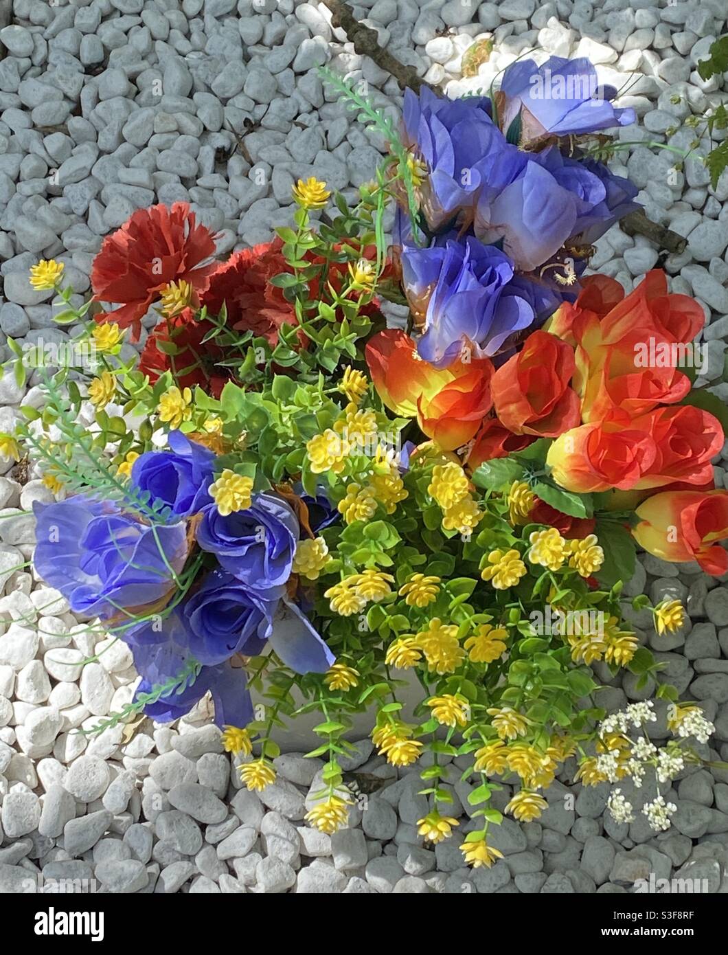 Flowers on grave hires stock photography and images Alamy
