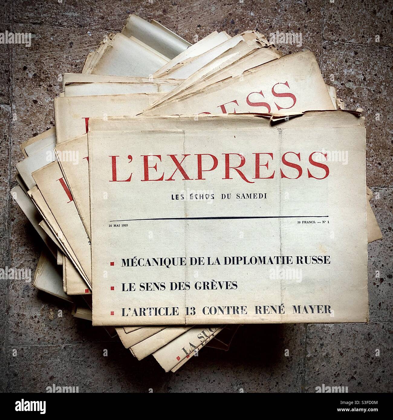 Rare first edition of the French « L’Express » weekly revue published 16th May 1953. - Smartphone Captured Stock Image