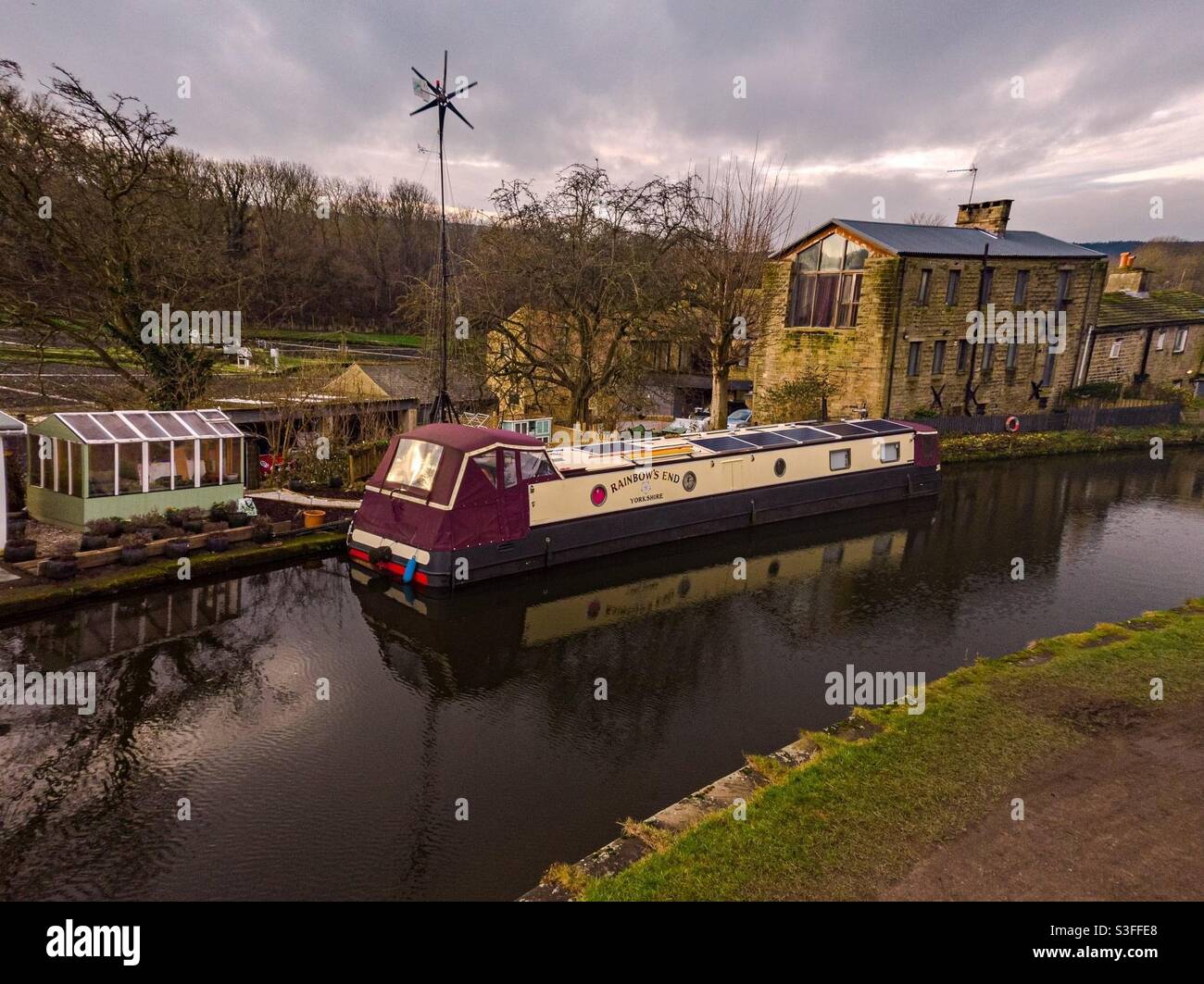 Leeds Liverpool Canal at Downey Gap near Bingley with barge and house Stock Photo