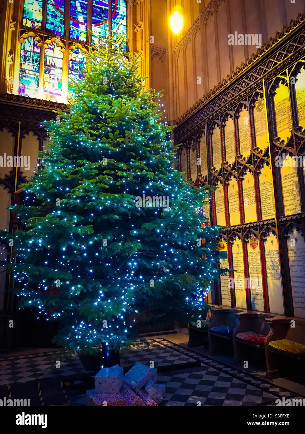 Manchester cathedral Christmas tree Stock Photo Alamy