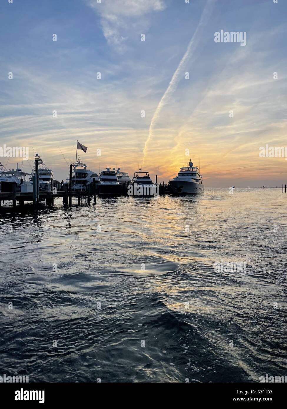 Sunset over water boats hi-res stock photography and images - Alamy