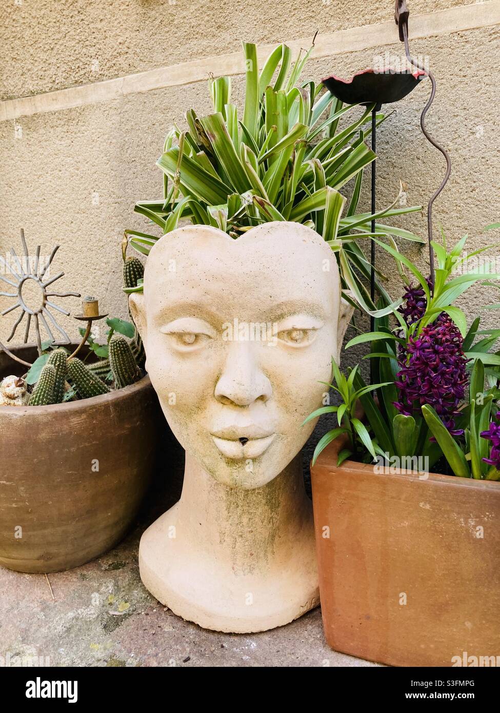 que de jolie et originale déco qui sert de pot pour des plantes ou des fleurs .village varois -avril 2021 Stock Photo