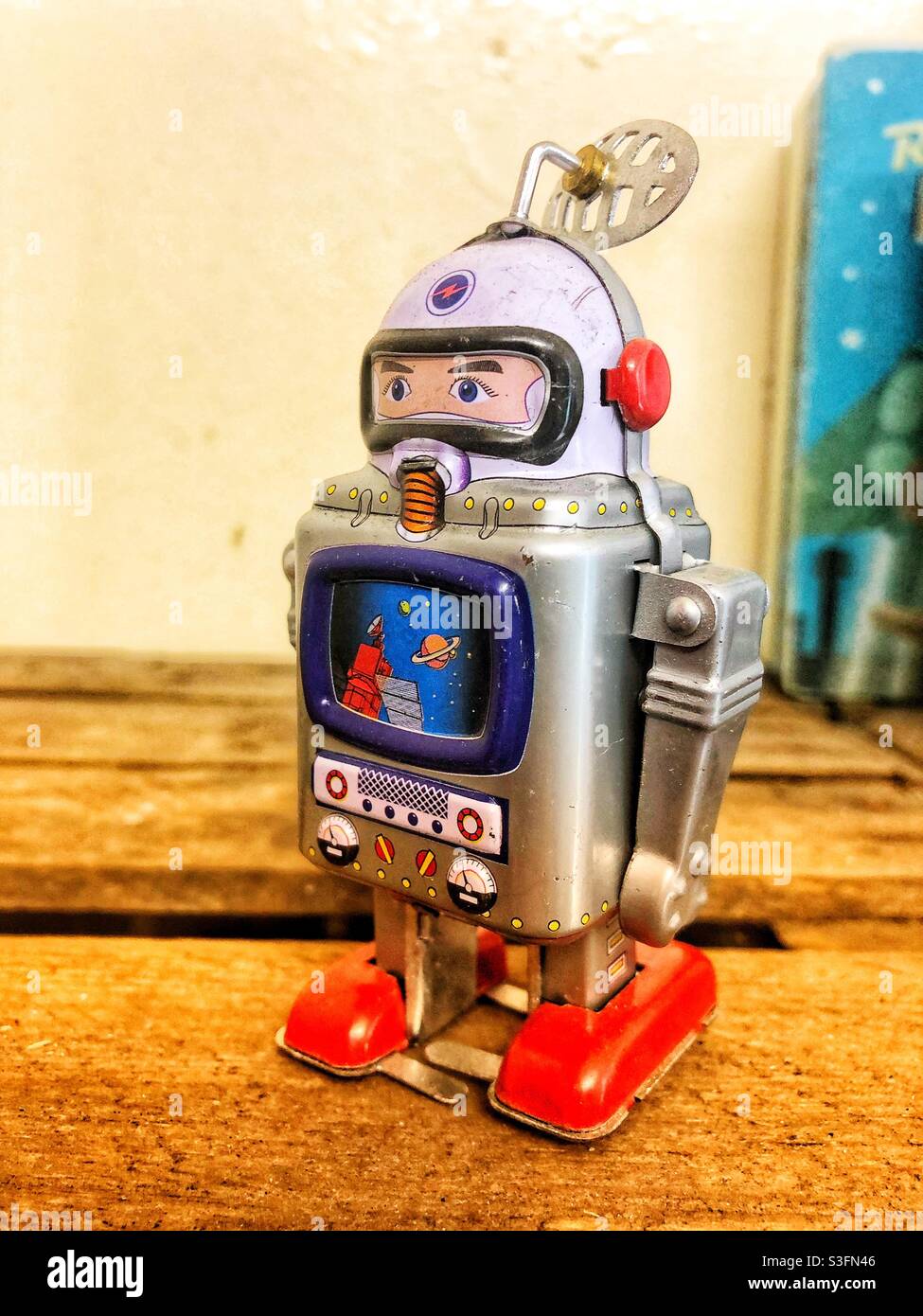 Wind up robot Stock Photo - Alamy