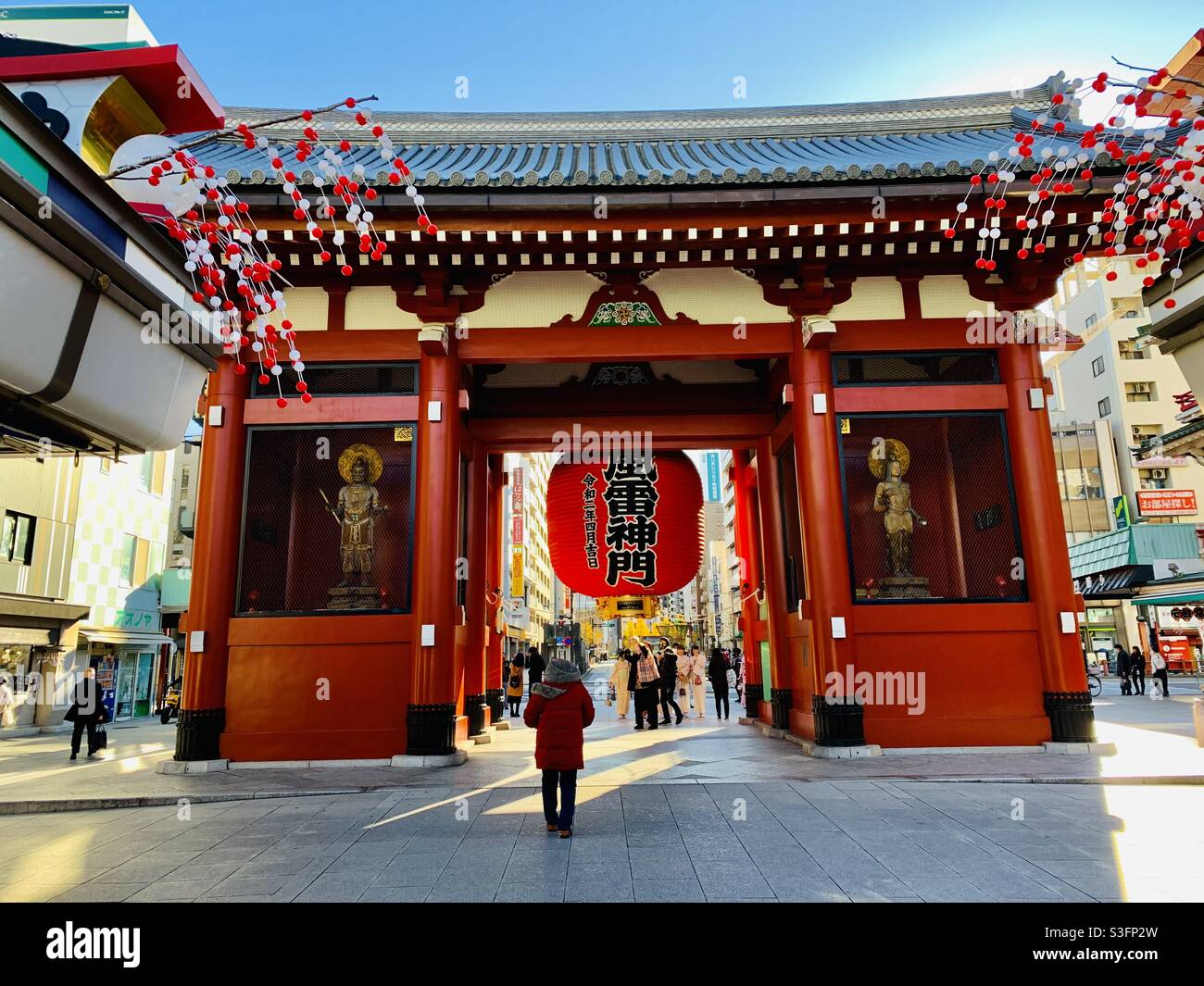 Asakusa Kaminarimon from inside to towards main road. The Asakusa ...