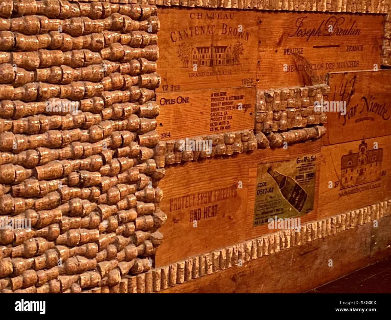 Wall made of wine boxes and corks Stock Photo Alamy