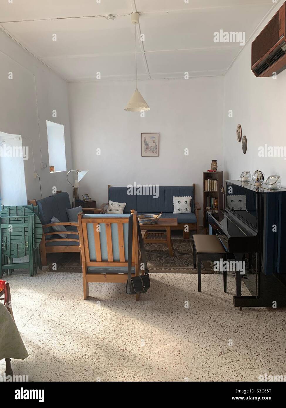Gemütliches Wohnzimmer in einem kleinen Häuschen auf Zypern. Stock Photo
