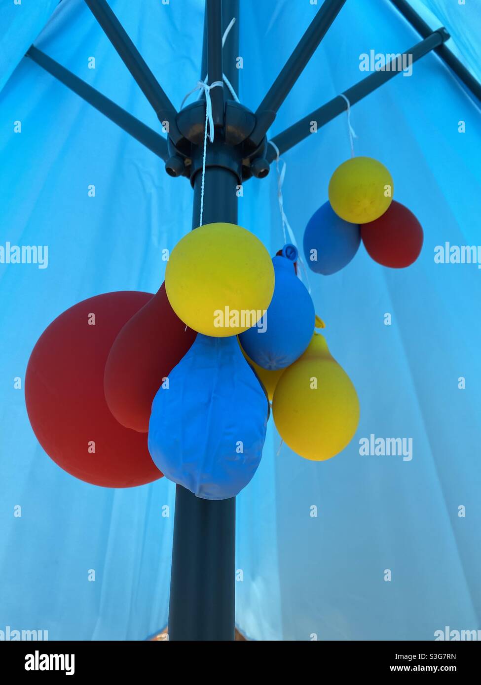 Balloon balloons hang under hires stock photography and images Alamy
