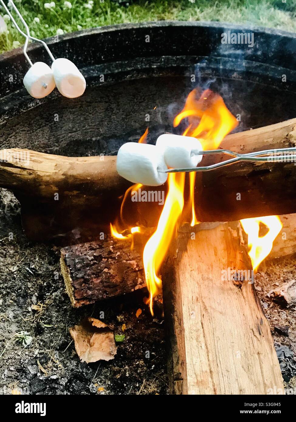 Marshmallow on fire hires stock photography and images Alamy