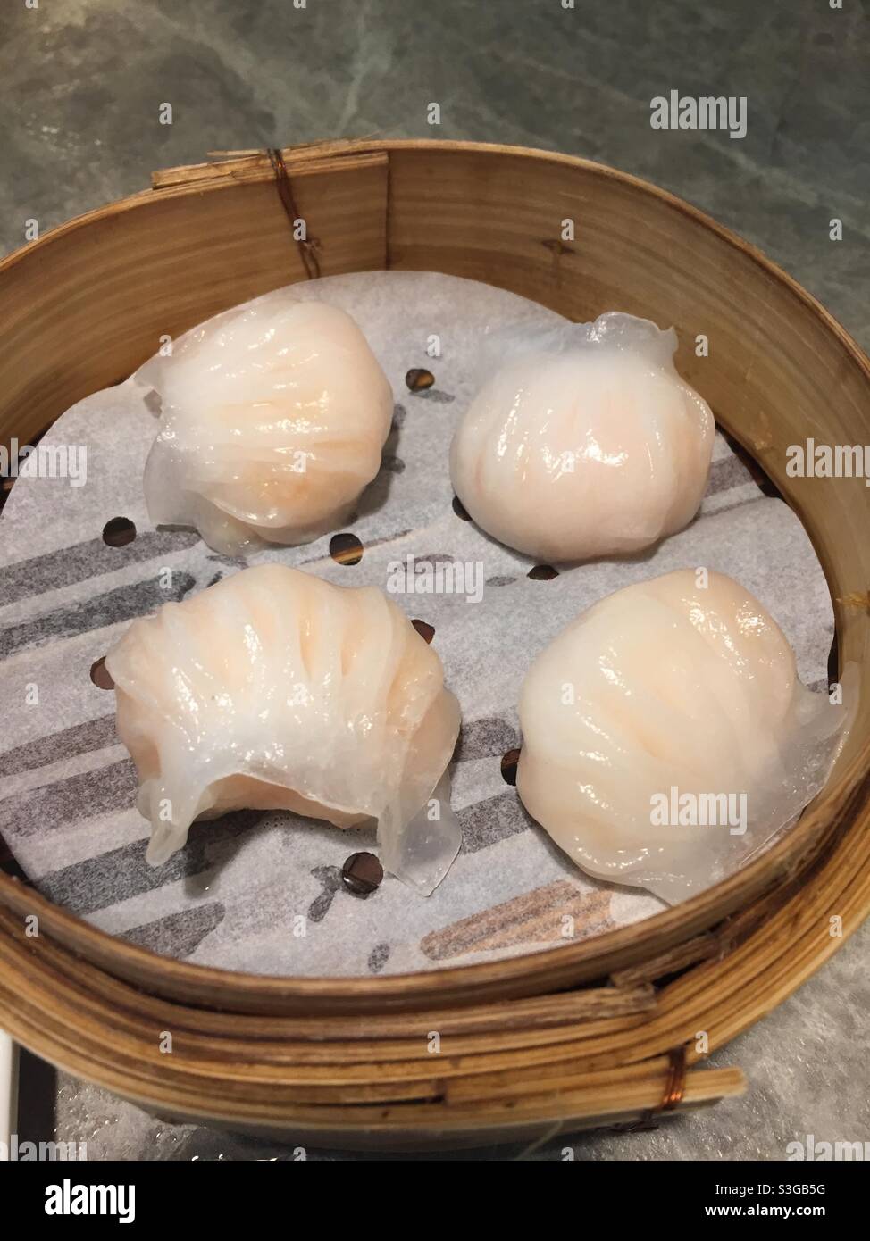 Steam shrimp dim sum in basket, Hong Kong Stock Photo Alamy