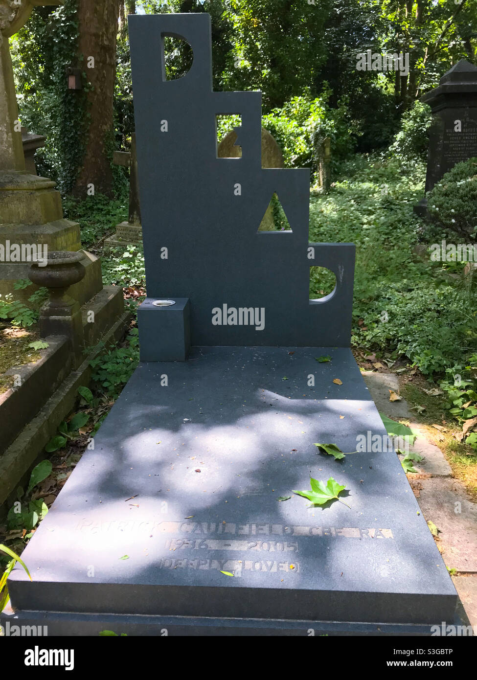 Patrick Caulfield grave, Highgate cemetery - Smartphone Captured Stock Image