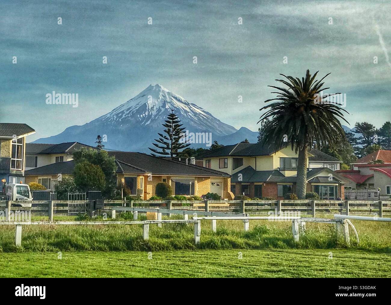 Mount Taranaki looms over New Plymouth on New Zealand’s North Island Stock Photo