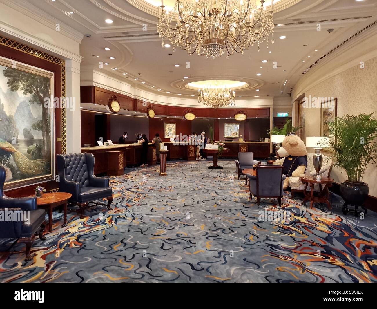 Shangri la hotel lobby hi-res stock photography and images - Alamy