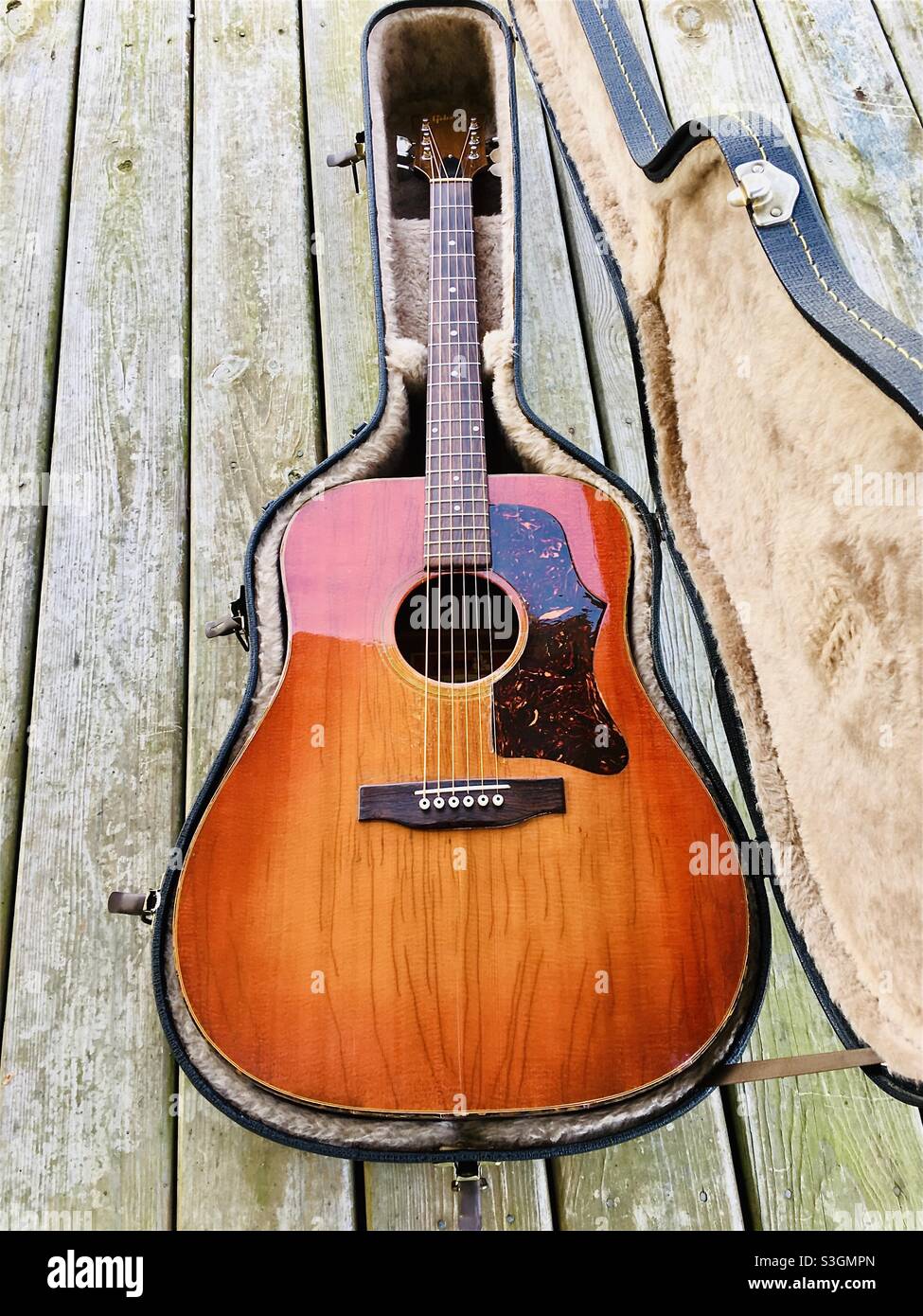 Vintage antique acoustic Gibson guitar Stock Photo Alamy