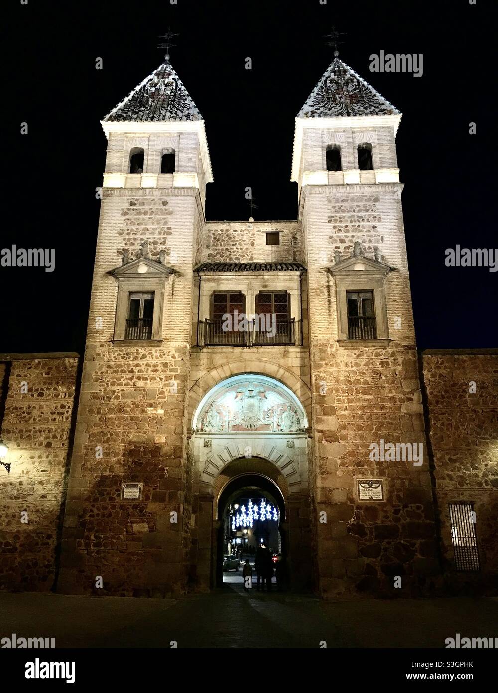 Night view of the ‘Puerta Bisagra’ (hinge door) built in the 16th century to give access to the city of Toledo, Spain. Stock Photo