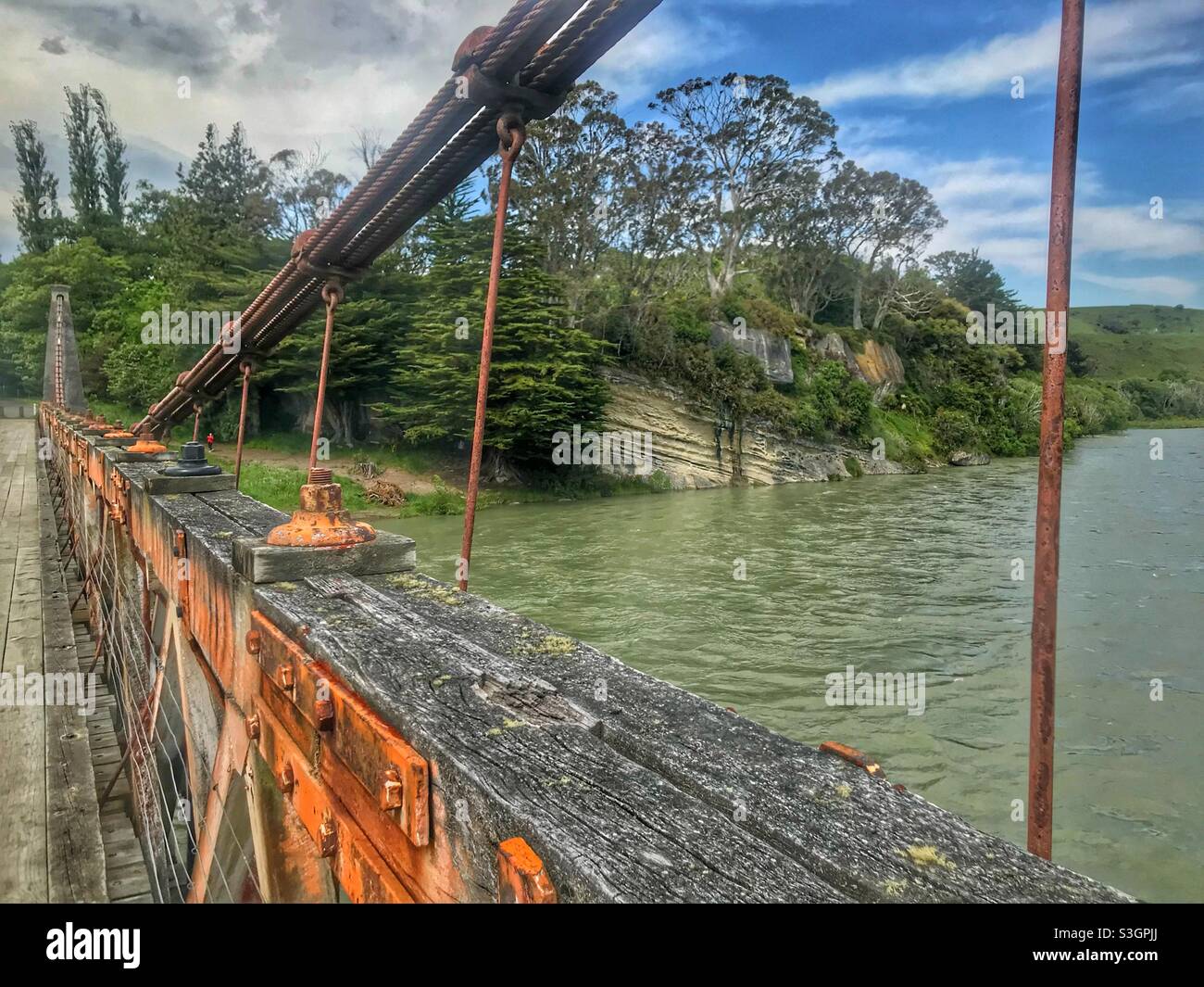 The historic Clifden Suspension Bridge crosses the Waiau River in the Southland region of New Zealand’s South Island Stock Photo