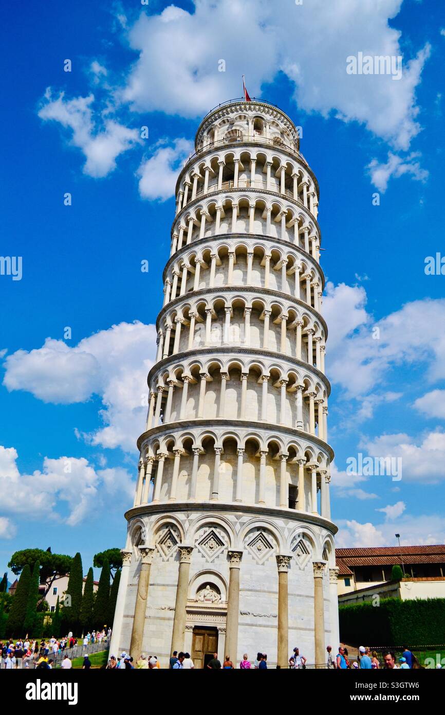 Crowds gather around the leaning tower of Pisa, Italy Stock Photo