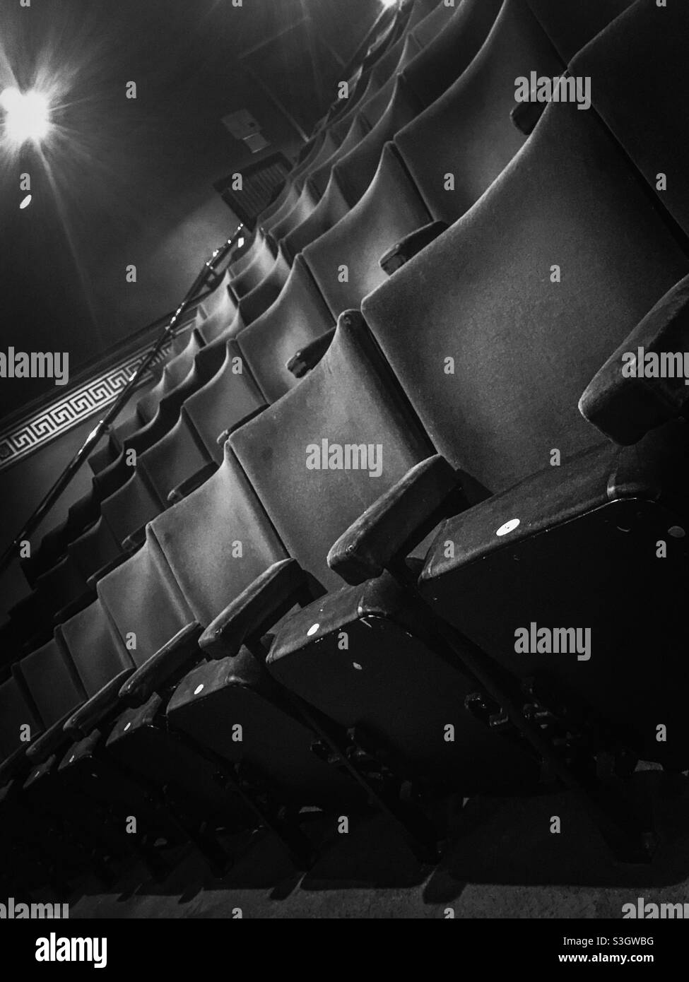 Empty theatre seats hi-res stock photography and images - Alamy