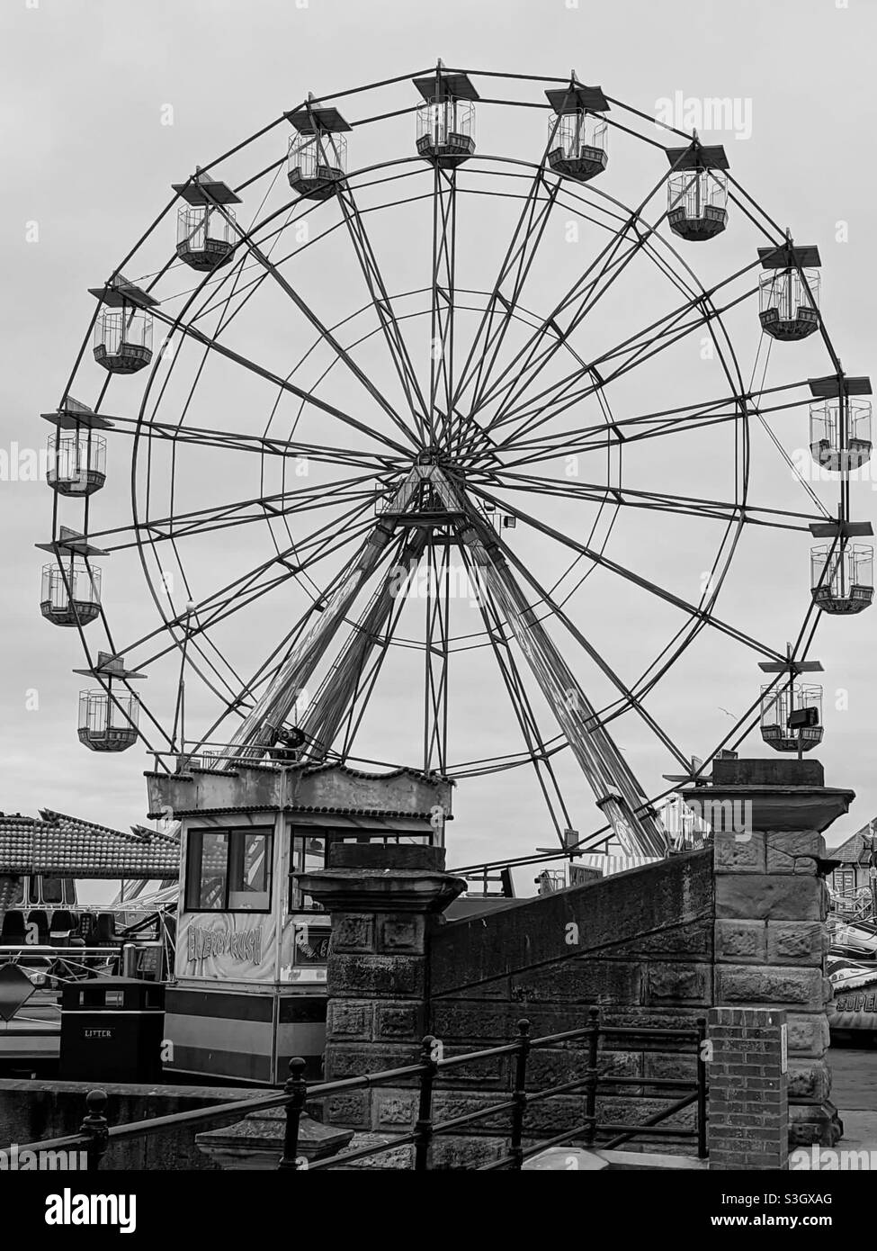 Closed down Ferris wheel Stock Photo Alamy