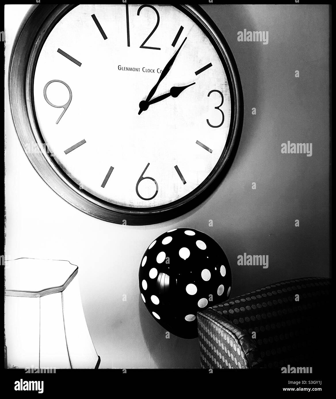 Black and white clock hi-res stock photography and images - Alamy