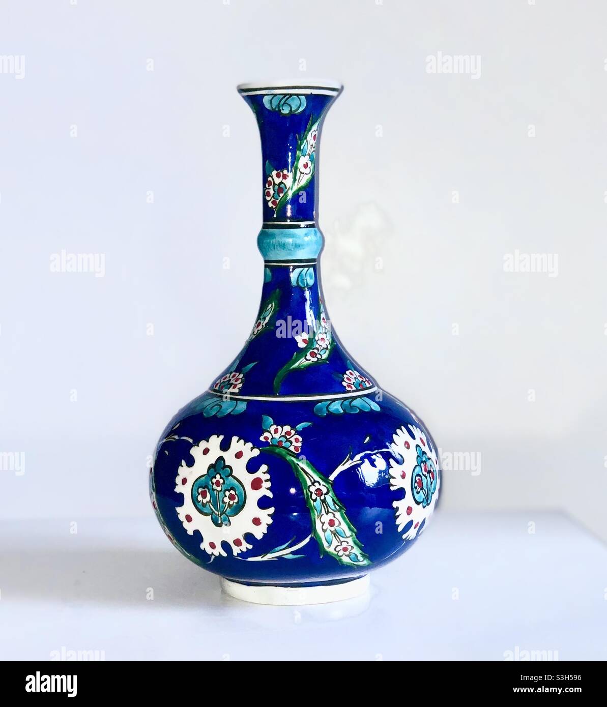 Page 2 - Vase Painted Porcelain High Resolution Stock Photography and  Images - Alamy