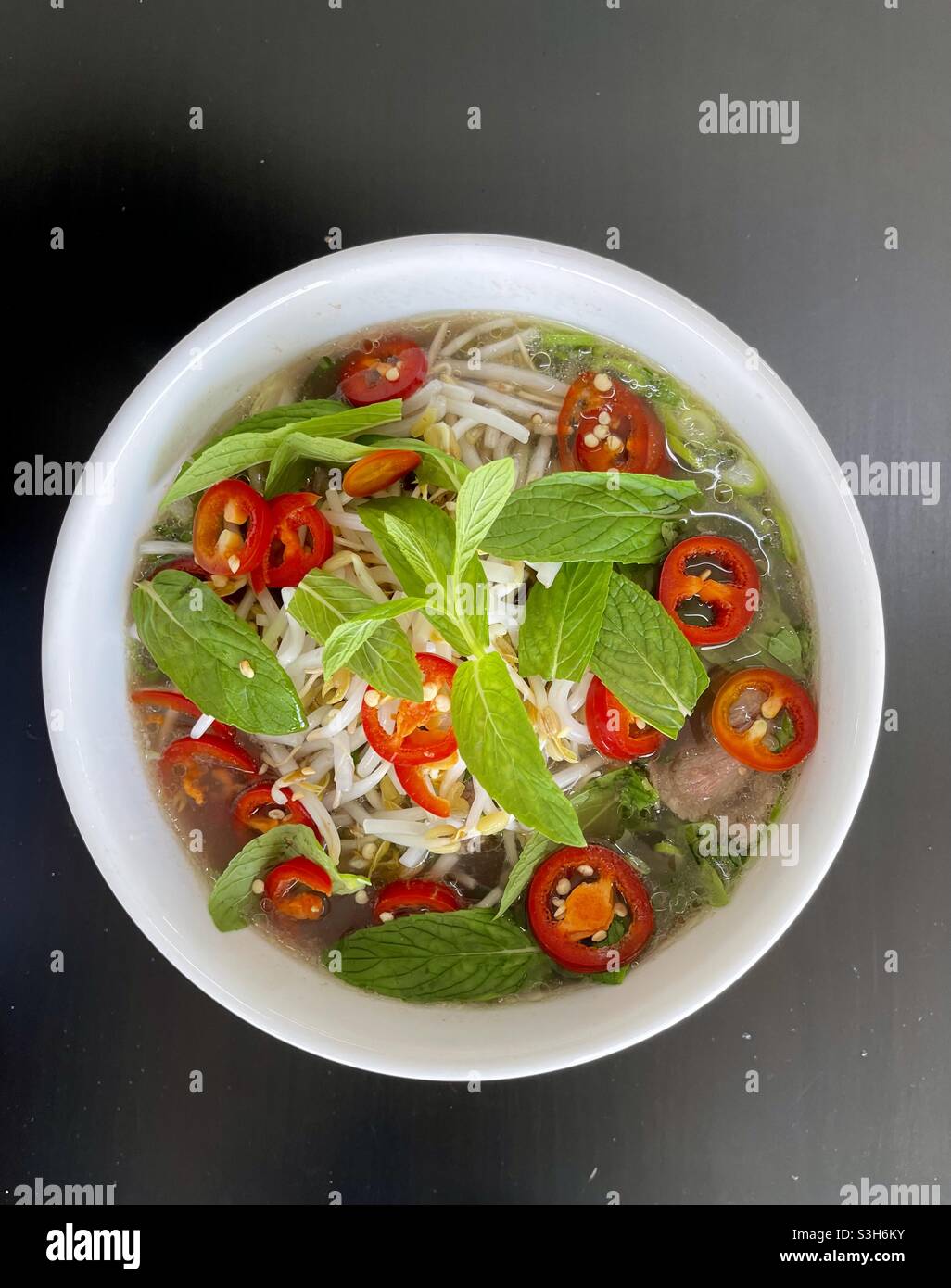 Bowl of Vietnamese beef pho, beef noodle soup Stock Photo - Alamy