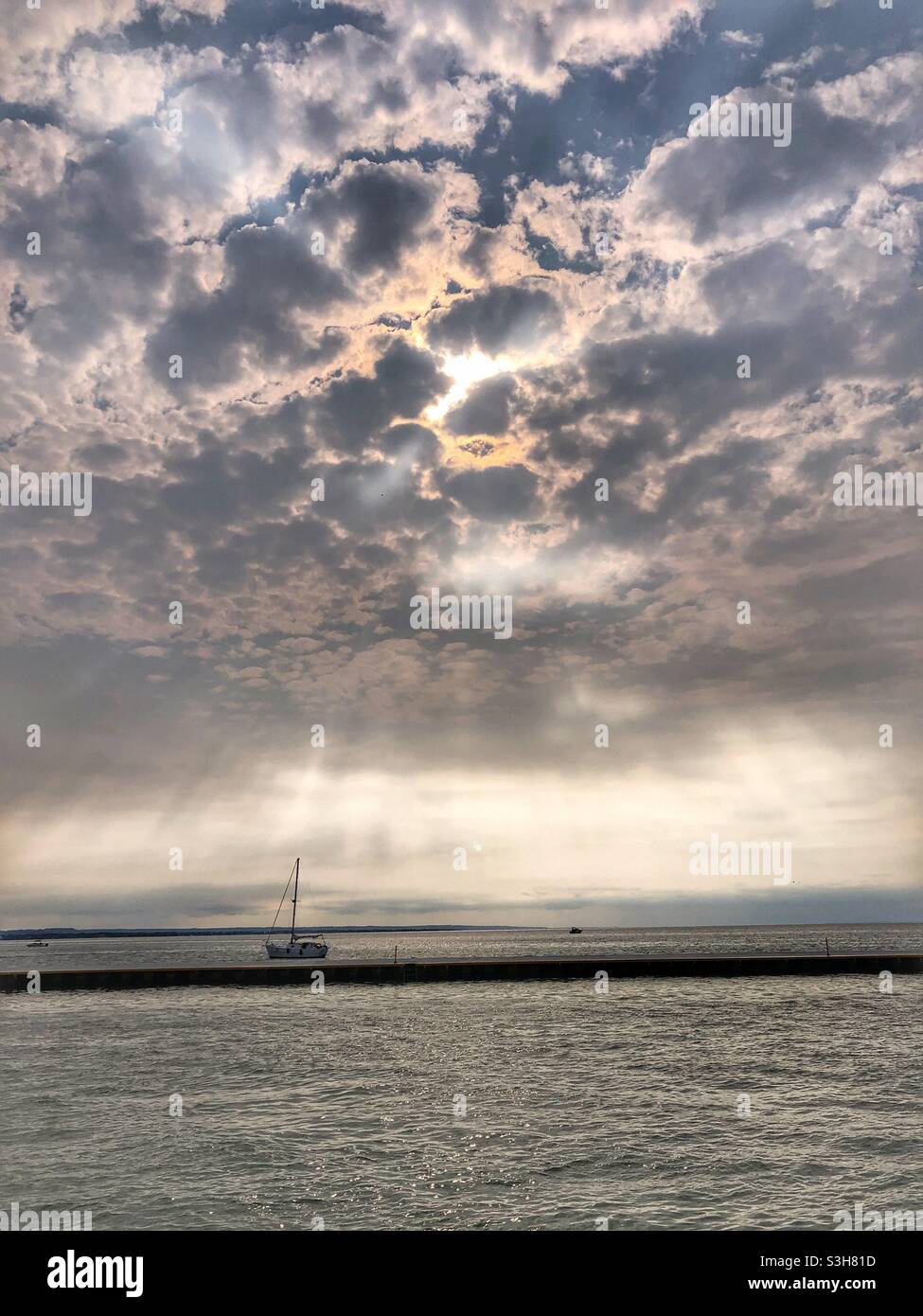 Rays shine through clouds hi-res stock photography and images - Alamy