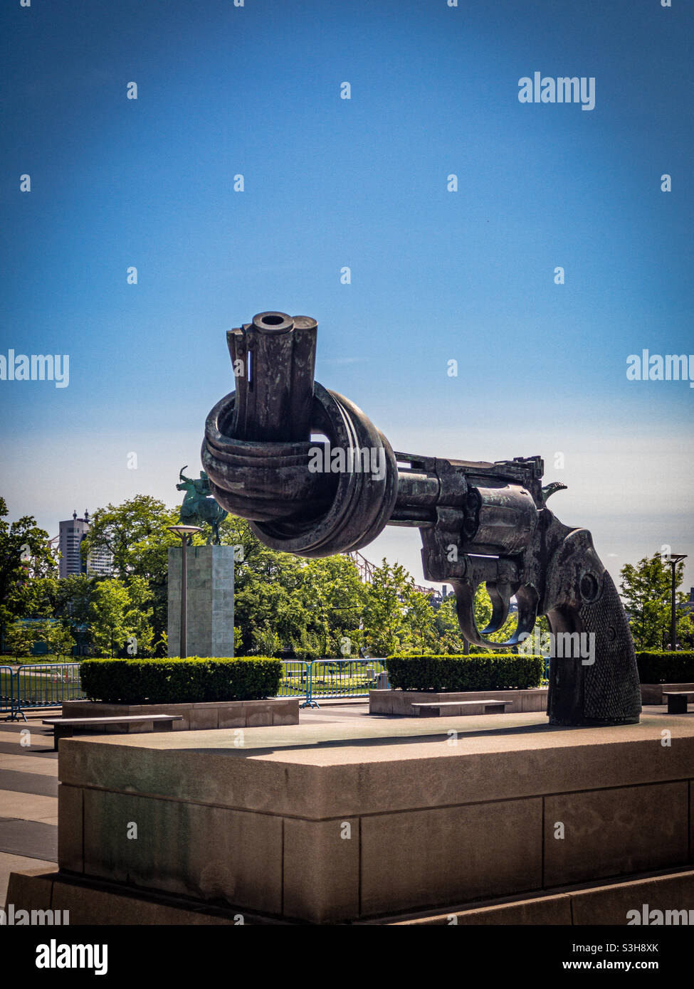 Carl Fredrick Reuterswärd “non violence “ sculpture at the General Assembly north podium entrance outside the United Nations building in New York City - Smartphone Captured Stock Image
