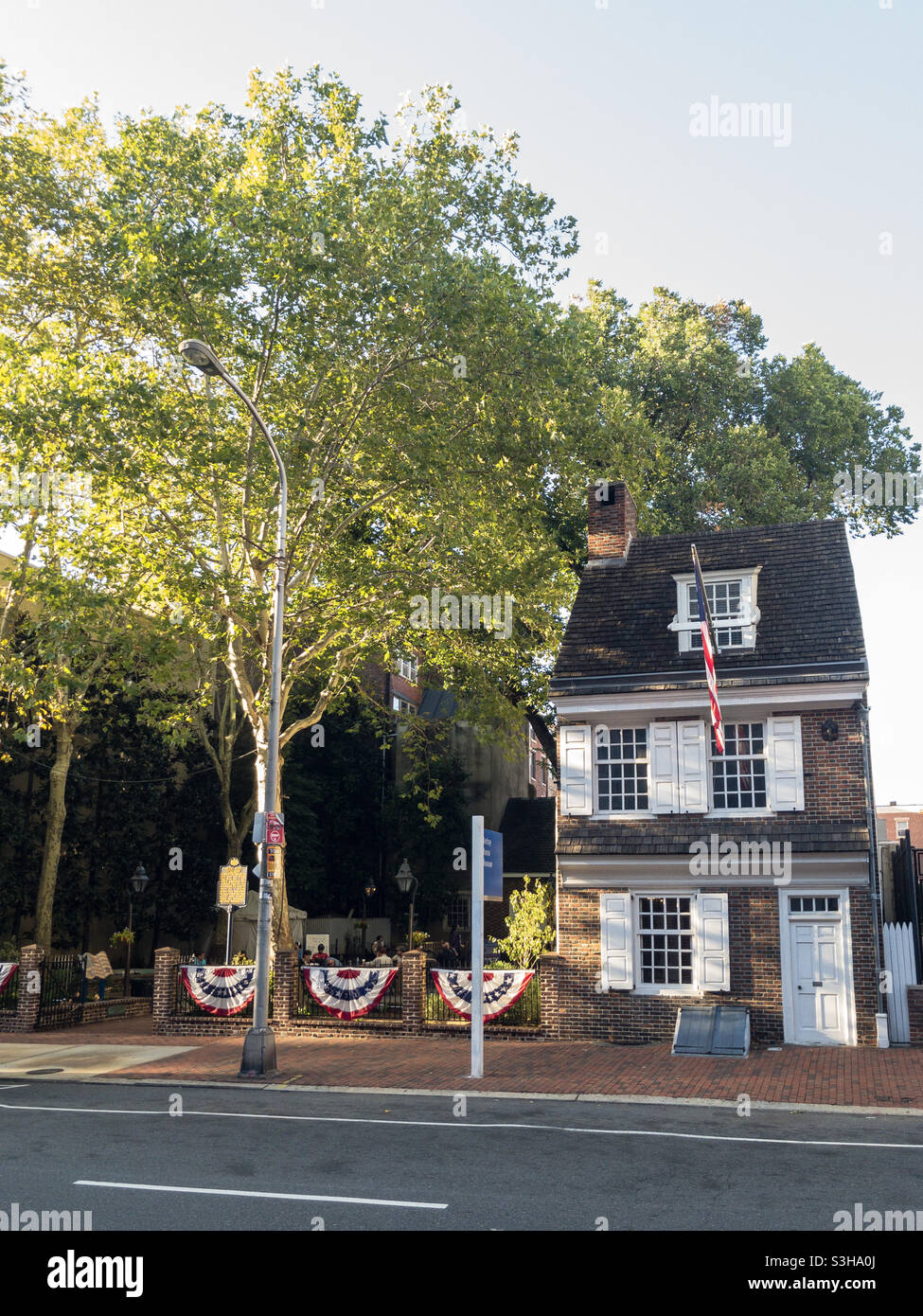 The Betsy Ross House on Arch Street, in Philadelphia, Pennsylvania. The front part of the building was built around 1740, in the Pennsylvania colonial style Stock Photo