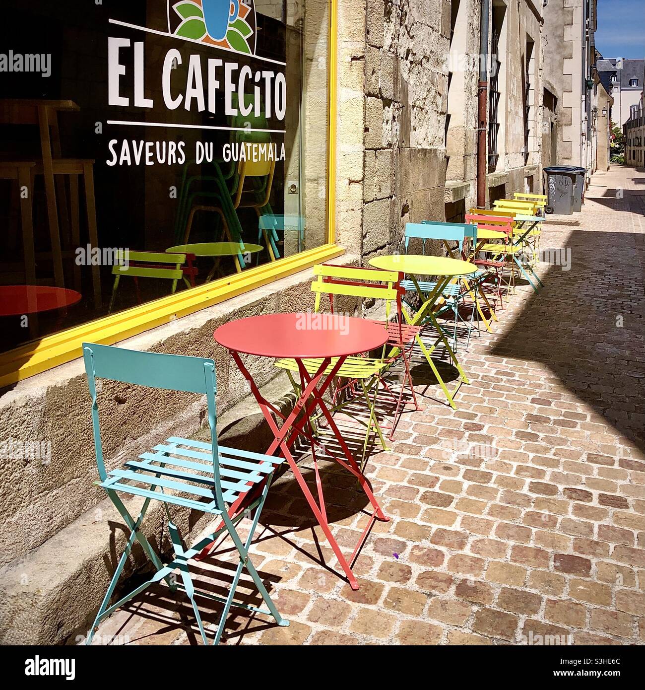 Coloured café tables and chairs outside the El Cafecito bar on the Rue du Grande Marche, Tours, Indre-et-Loire (37), France. Stock Photo
