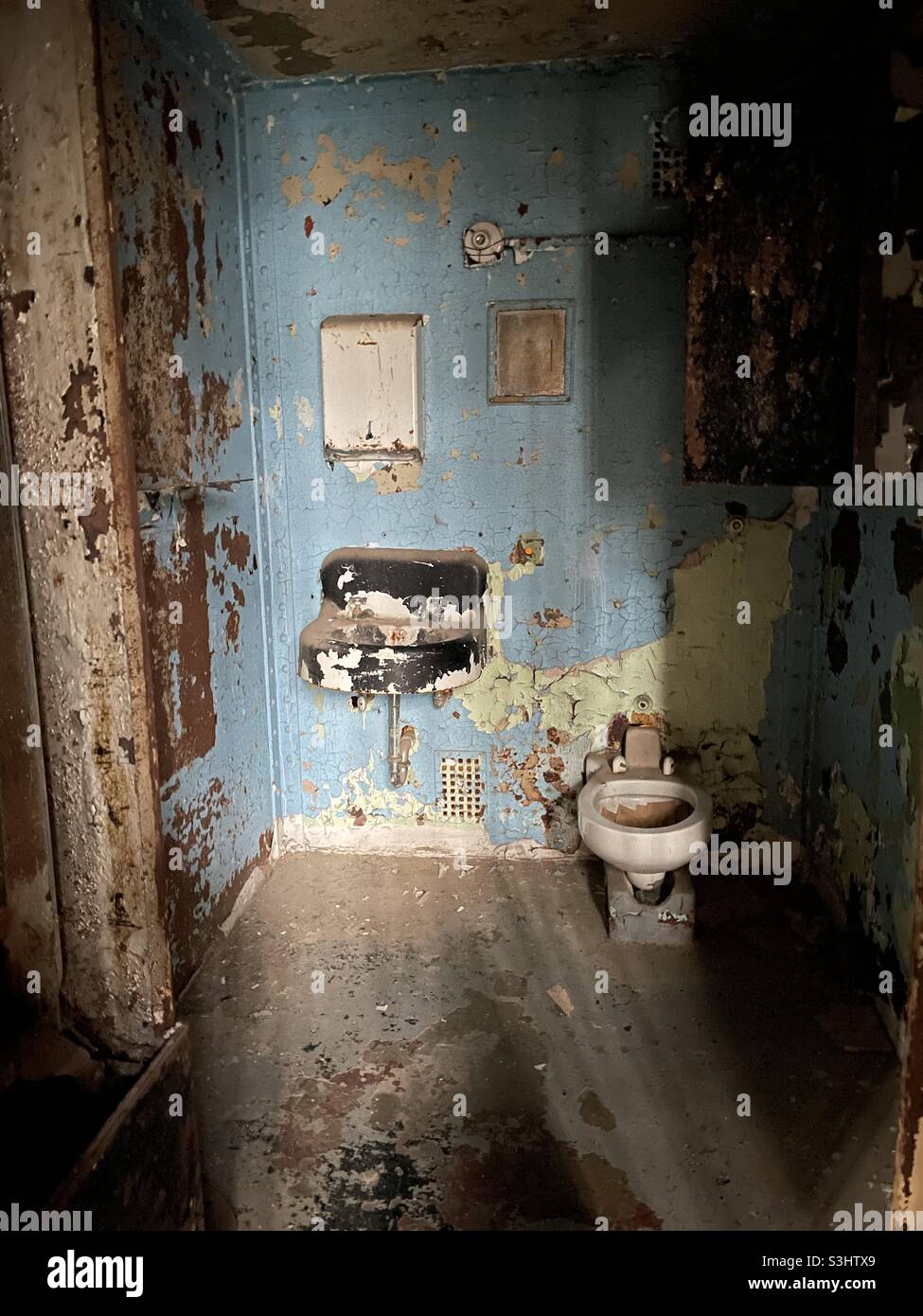 Jail cell toilet hires stock photography and images Alamy