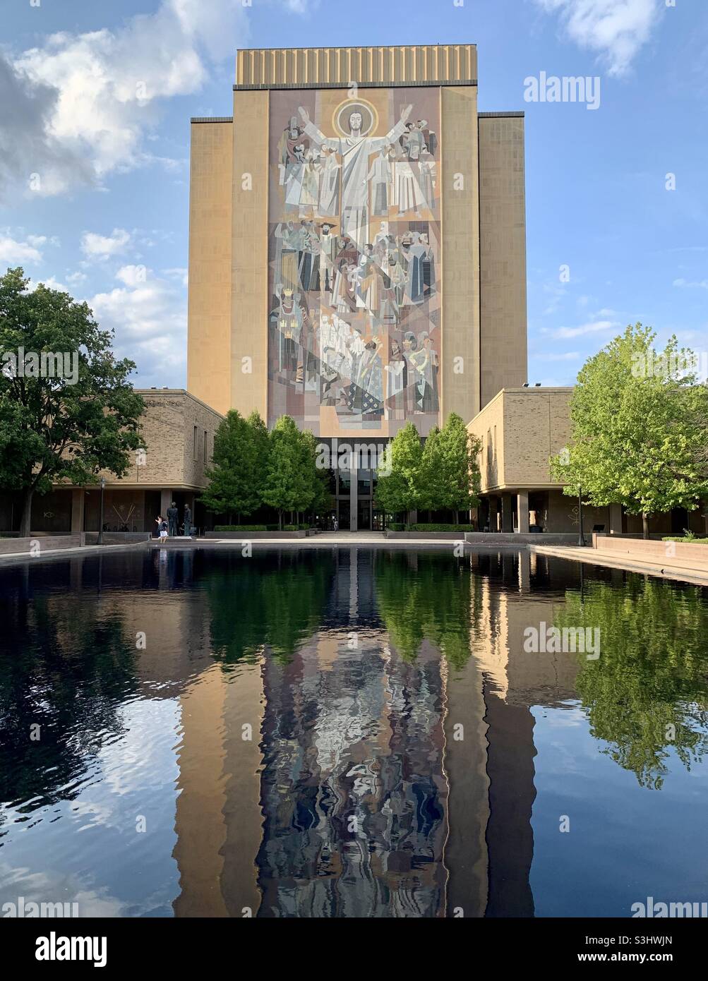 Notre dame touchdown Jesus in reflecting pool Stock Photo Alamy