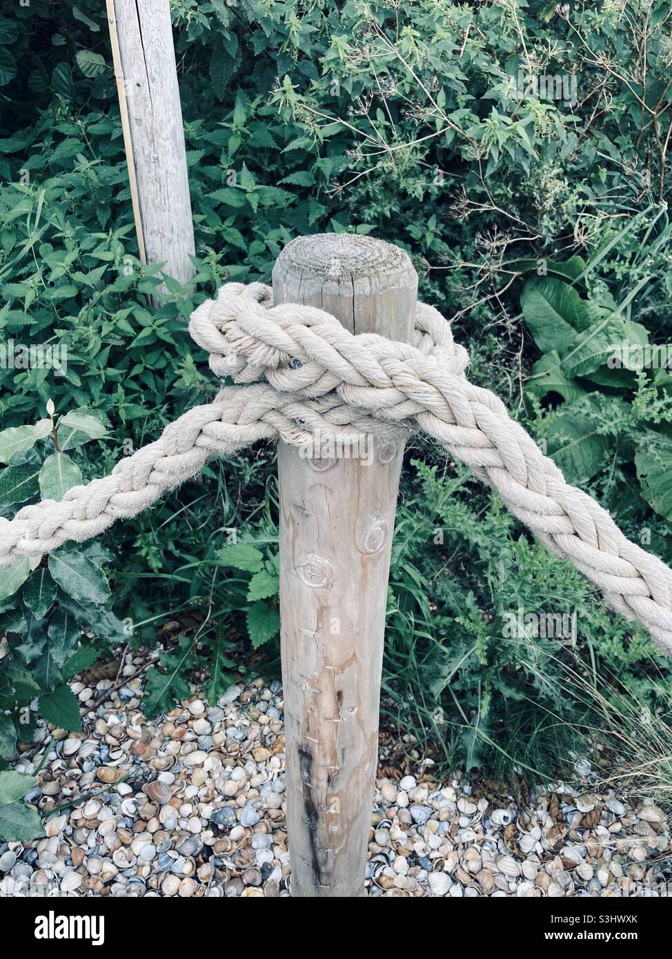 Rope around pole hires stock photography and images Alamy