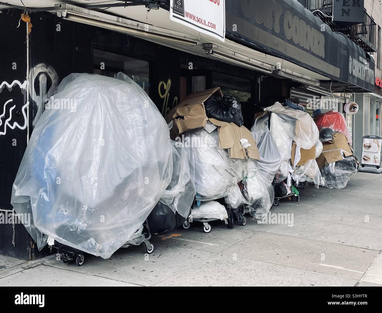 Camp on avenue hi-res stock photography and images - Alamy