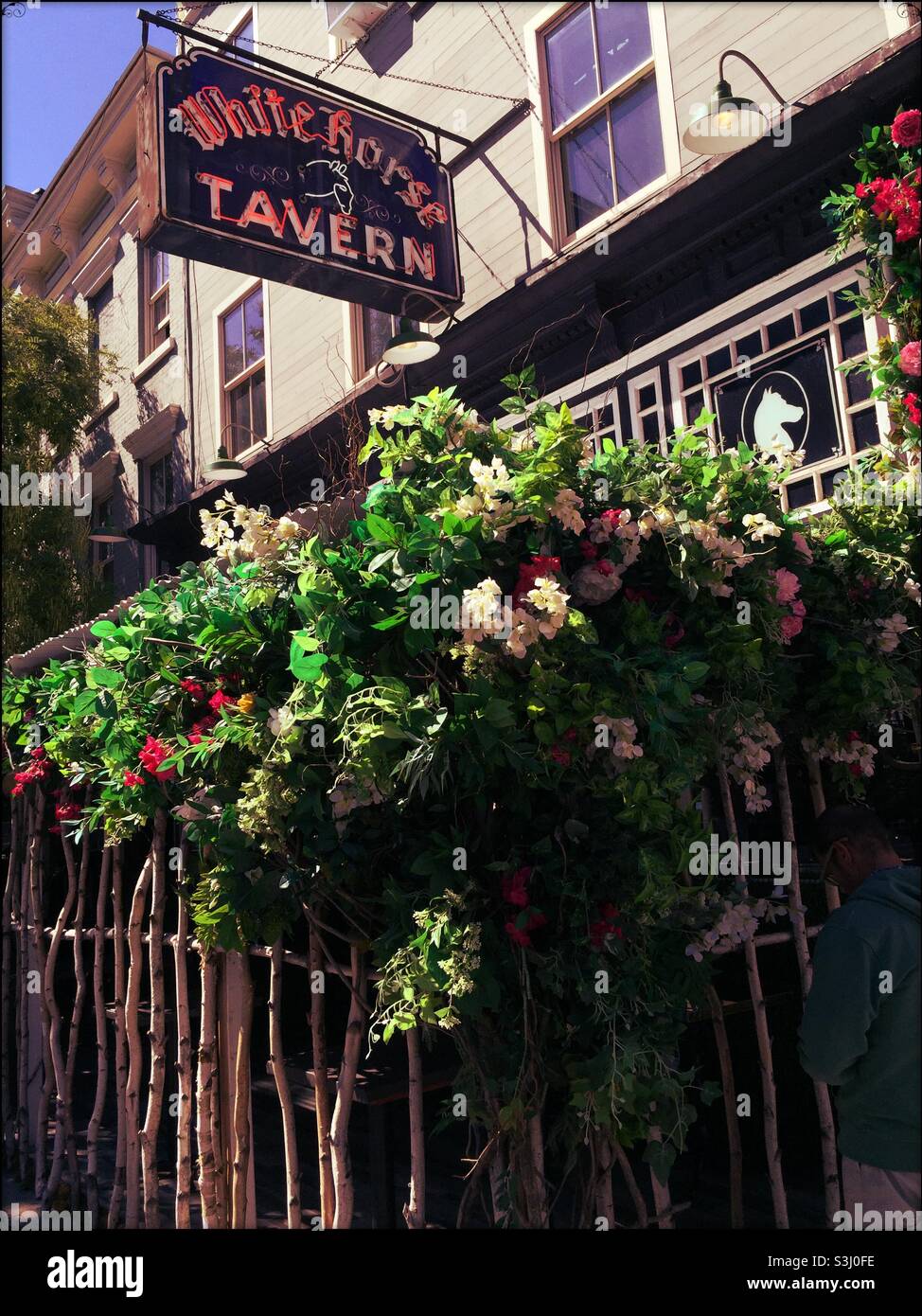 White Horse Tavern with outdoor seating during the Covid pandemic Stock Photo