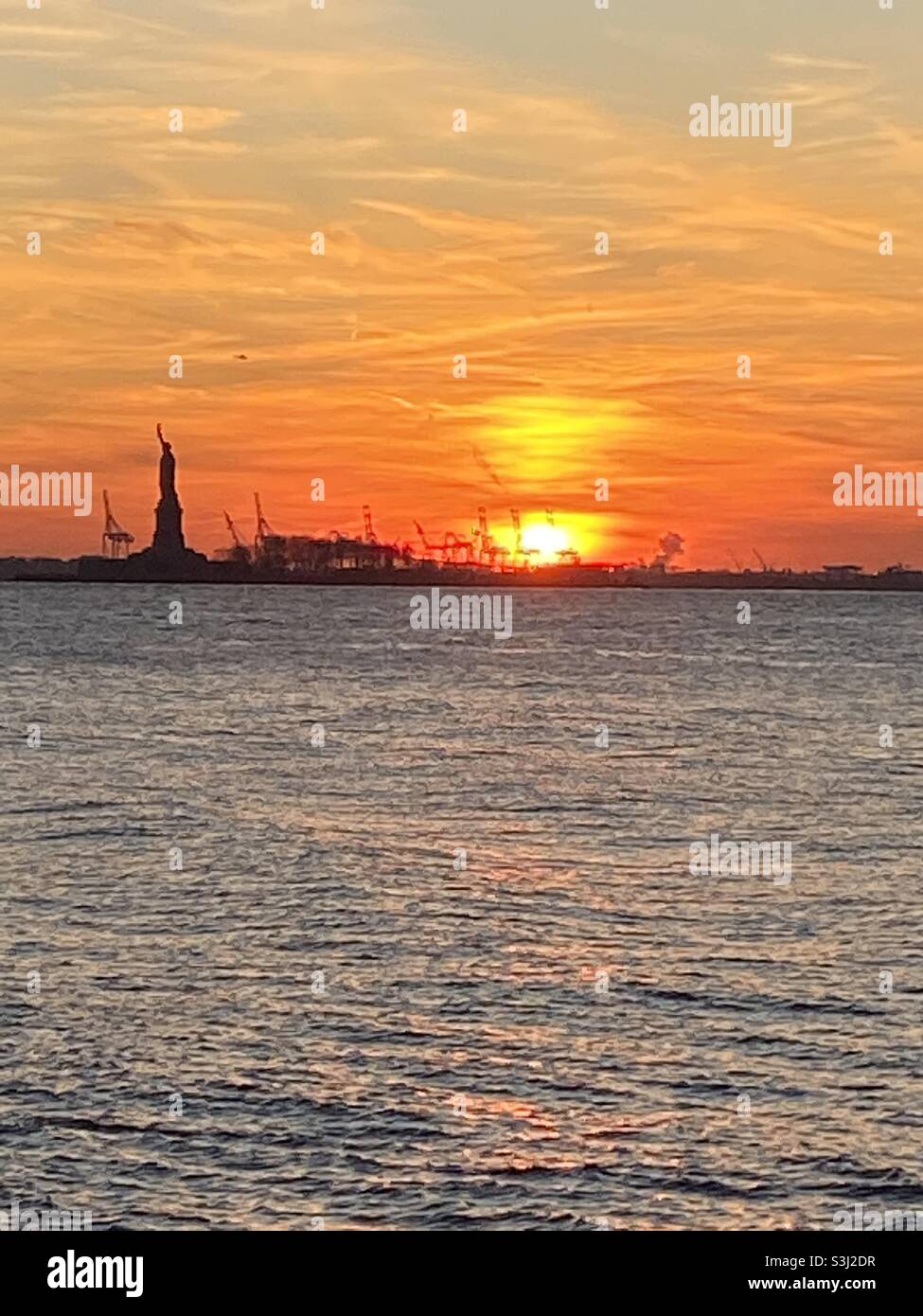 New york sunset statue of liberty hi-res stock photography and images ...