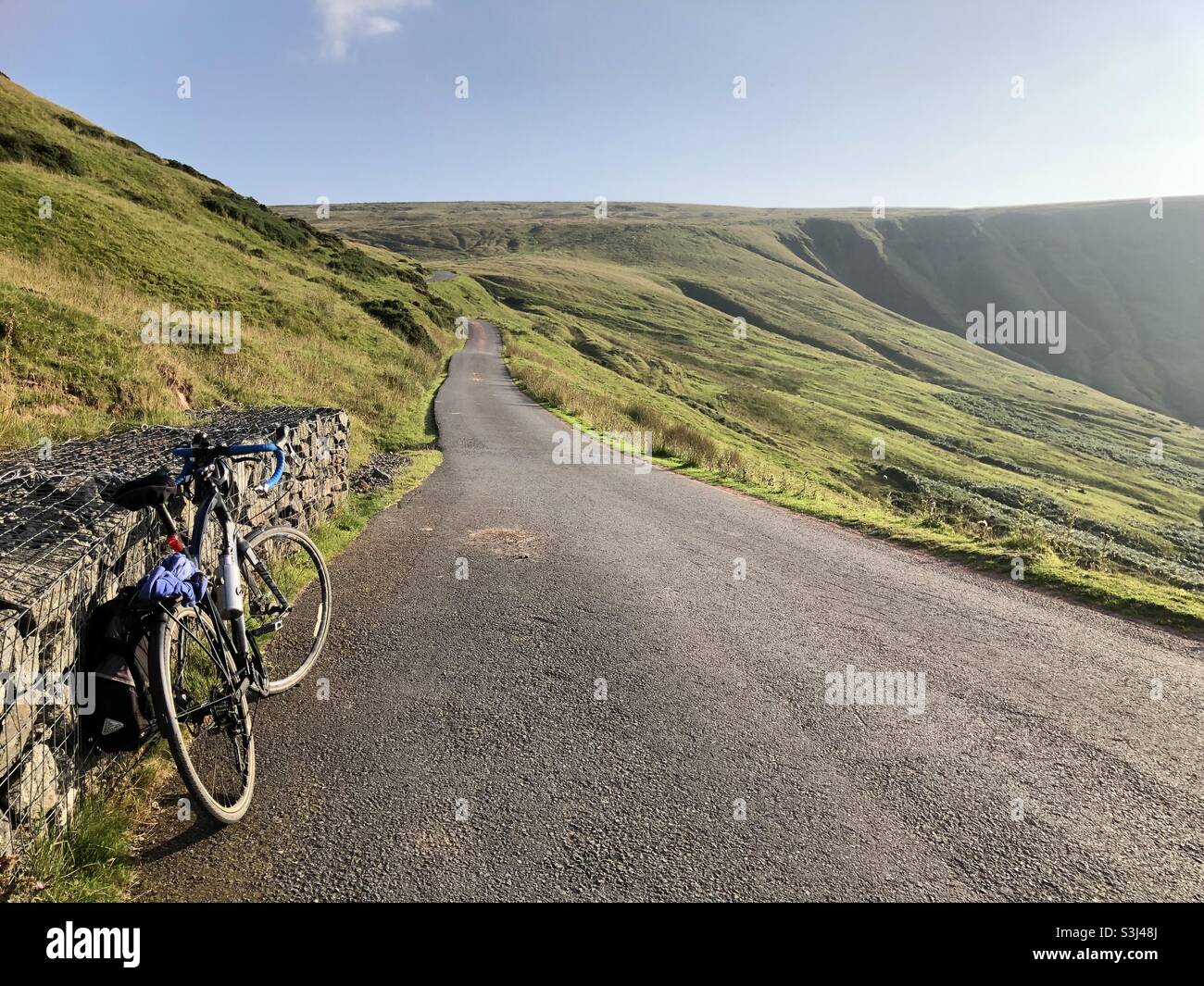 Adventure cycling on the Gospel Pass in the Black Mountains, Wales. Stock Photo