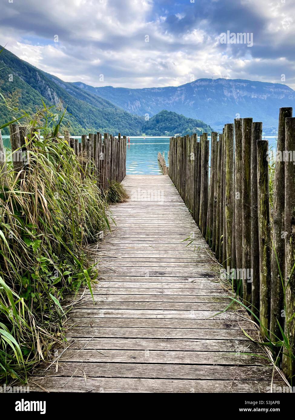 Un moment sur le ponton près du Lac d’aiguebelette en Savoie ! Stock Photo