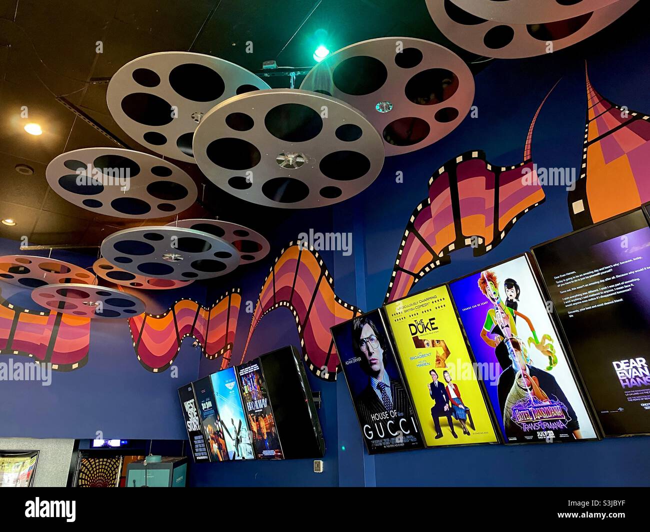 Movie posters on ceiling hires stock photography and images Alamy