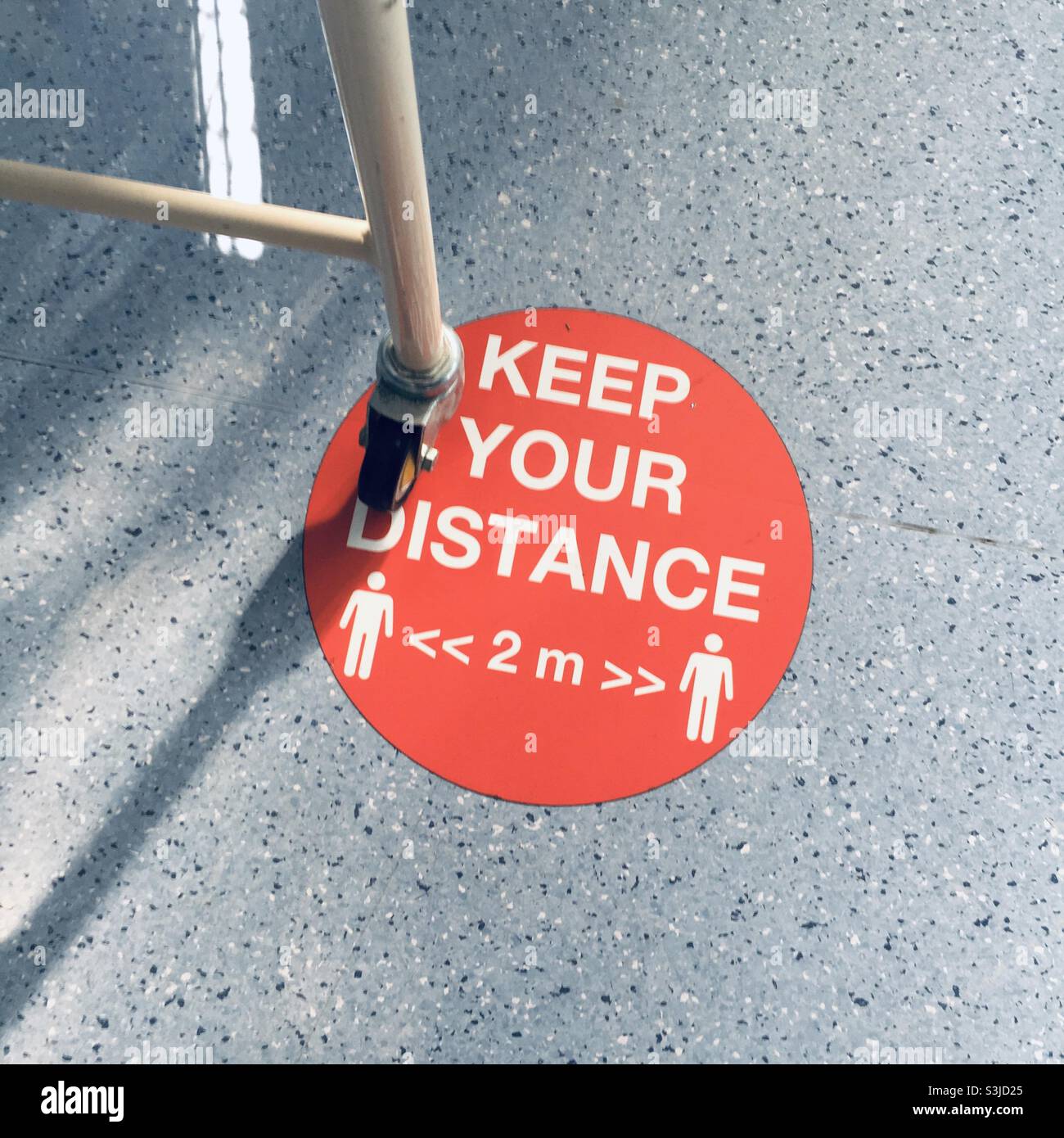 Keep your distance 2 metre covid safe distancing red floor sign Stock Photo