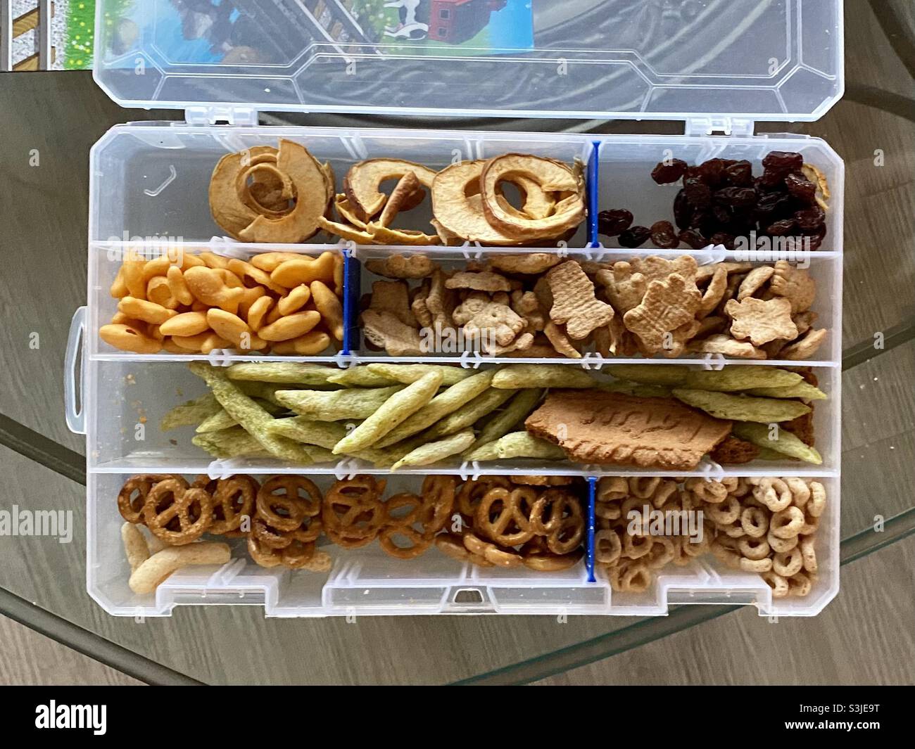 https://c8.alamy.com/comp/S3JE9T/organized-snack-box-for-kids-travel-S3JE9T.jpg