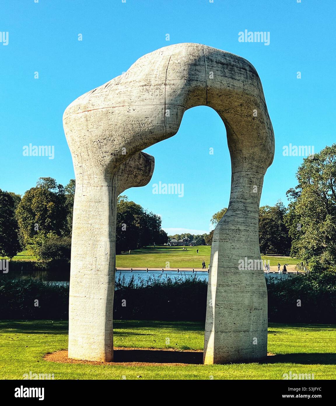 Henry moore in kensington gardens hires stock photography and images