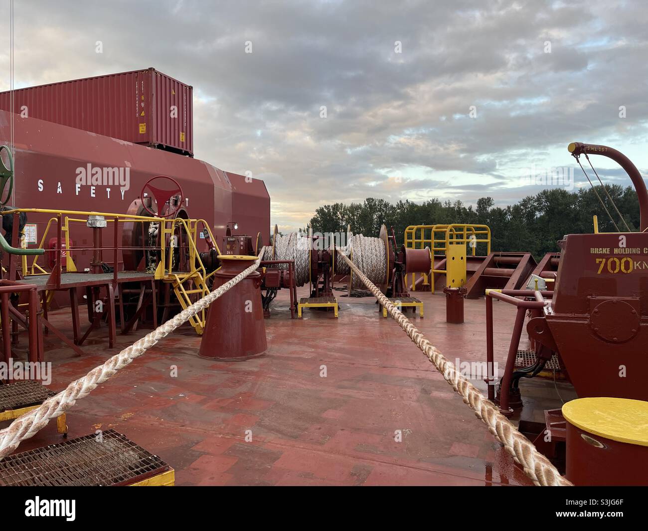 Container Fixed Rope Bollards and white rope hi-res stock photography and images - Alamy