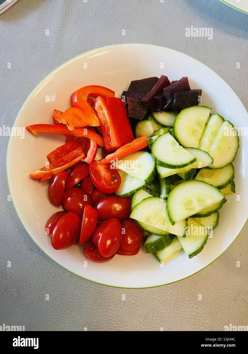 Bowl of fresh-cut vegetables Stock Photo