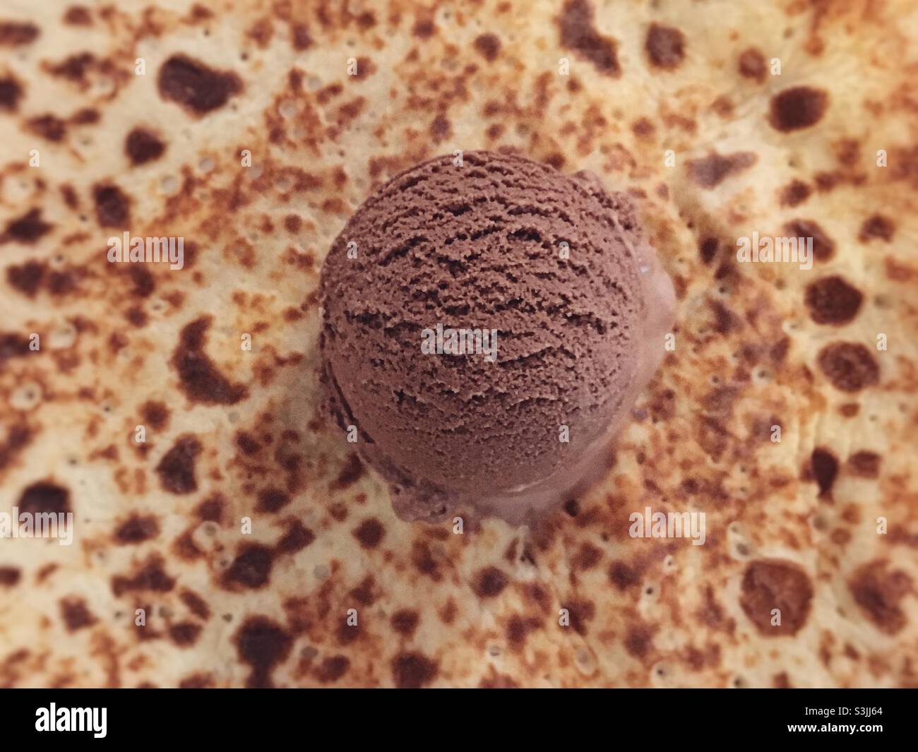 A scoop of home made chocolate ice cream Stock Photo - Alamy