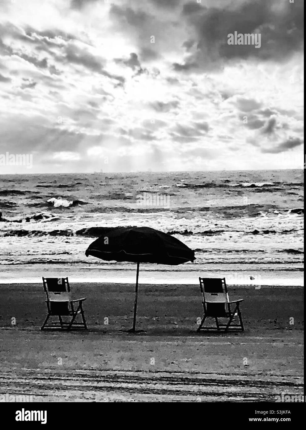 Black and white beach umbrella hi-res stock photography and images - Alamy