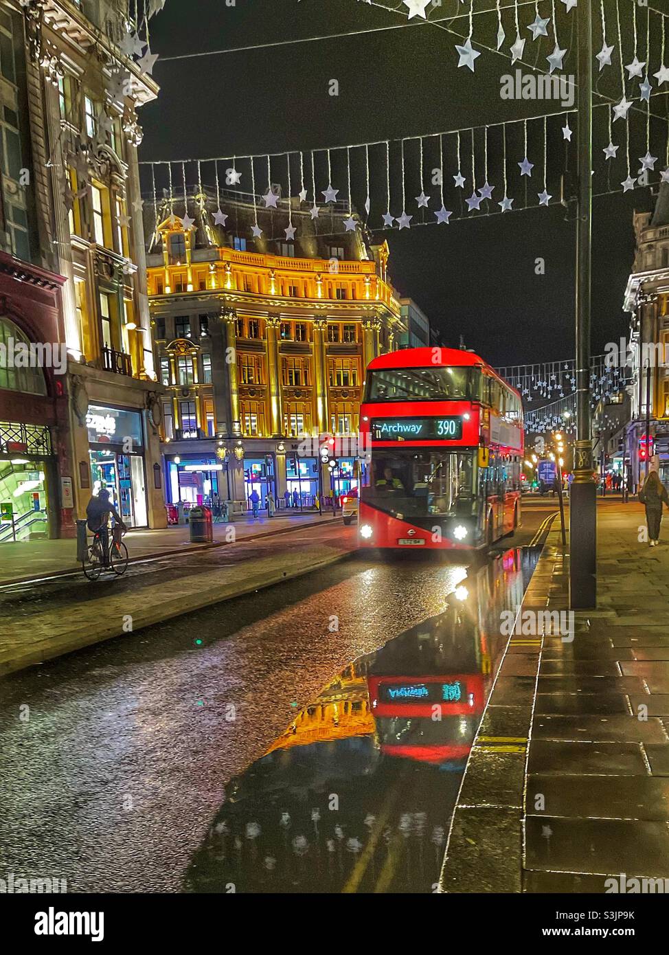 London bus on a wet night in Oxford Circus Stock Photo