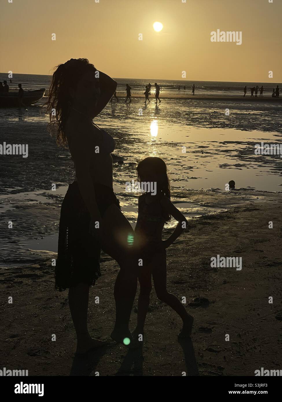Mother And Daughter Beach Sunset Hi res Stock Photography And Images mother-and-daughter-beach-sunset-hi-res-stock-photography-and-images