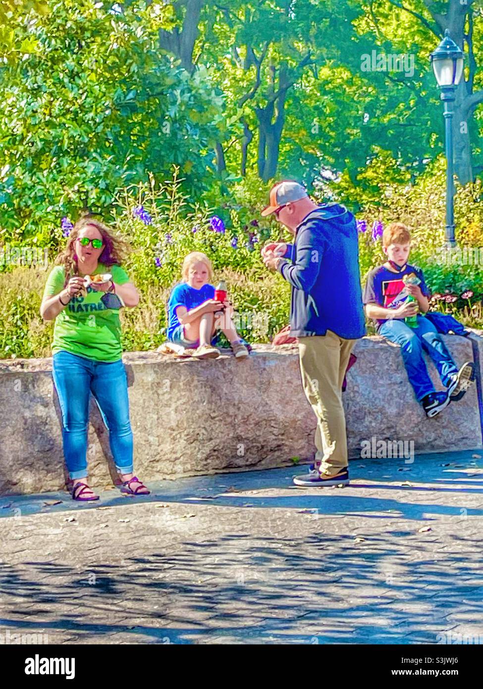 Picnic lunch in the park hi-res stock photography and images - Alamy