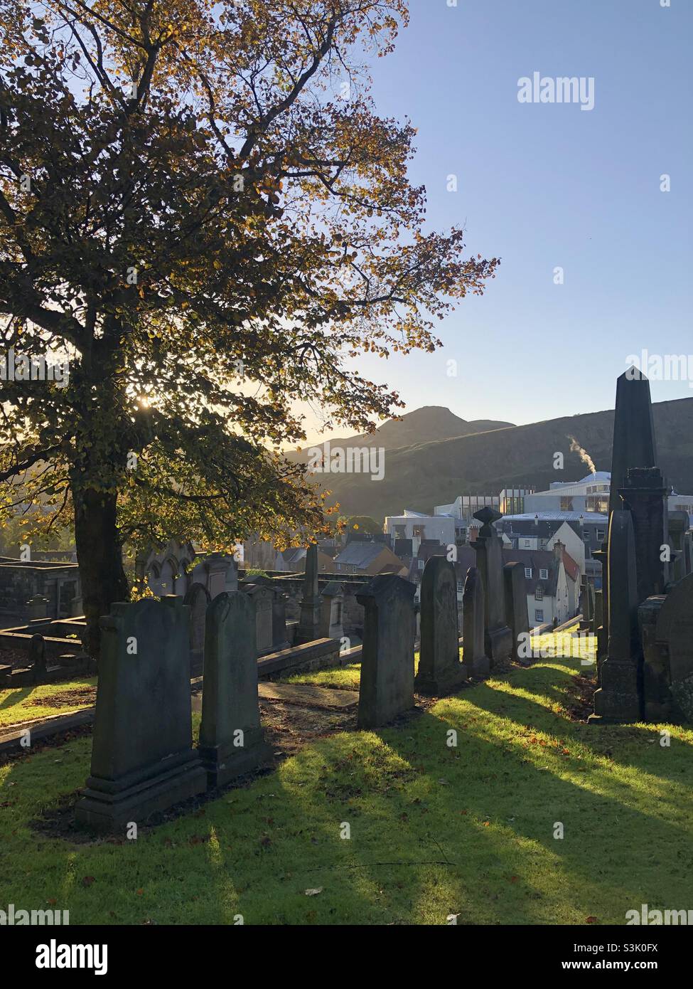 Autumn view of New Calton Burial Ground graveyard & Arthur’s Seat, Edinburgh, Scotland Stock Photo
