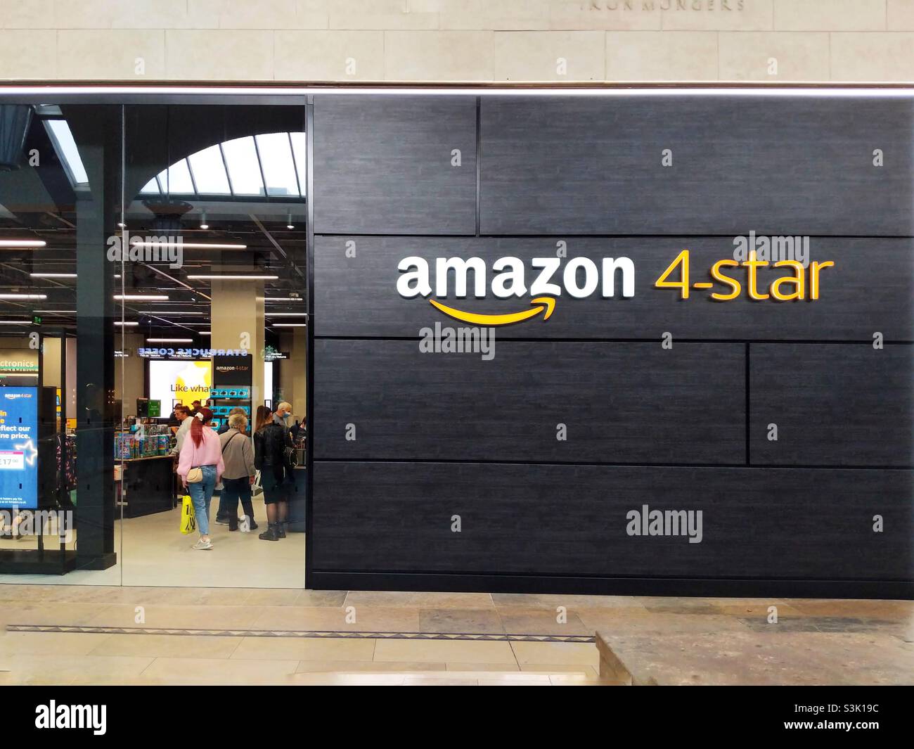 Amazon 4 Star shop in Bluewater shopping centre. A concept to sell online rated 4 star and above articles in store. Stock Photo